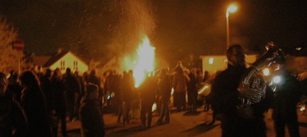 Laternen, Brezeln und ein großes Feuer - der Martinsumzug in Euren