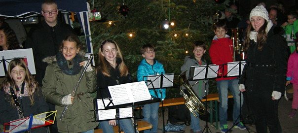 Auftritt des Jugendorchesters auf dem Eurener Weihnachtsmarkt